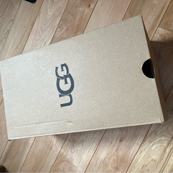 UGG Bright Pink Slide Sandals NWT - Picture 7 of 7